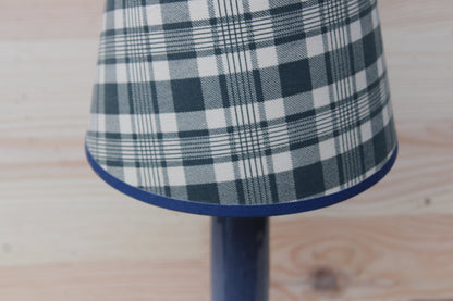 Lampe de table – Pied céramique bleu & abat-jour tartan