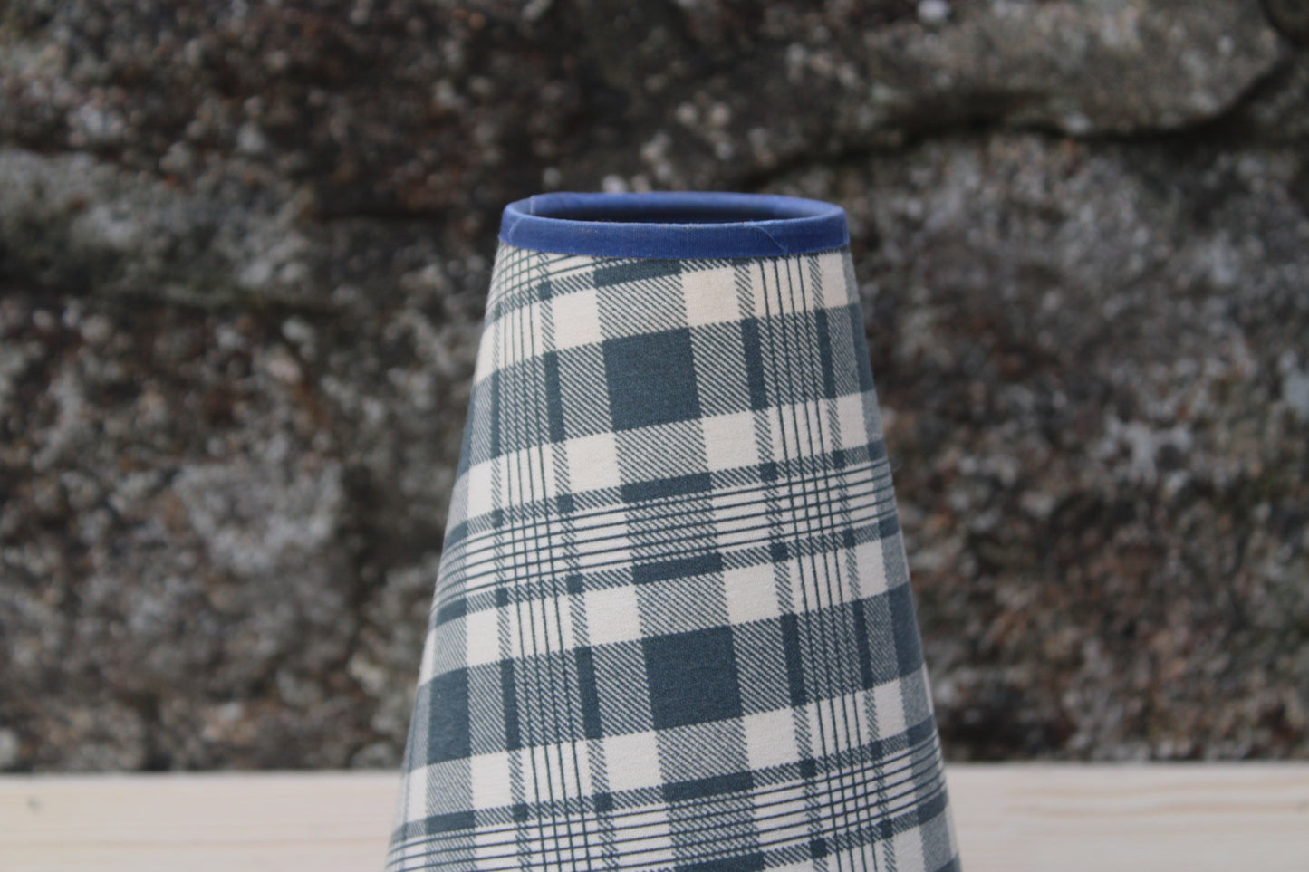 Lampe de table – Pied céramique bleu & abat-jour tartan