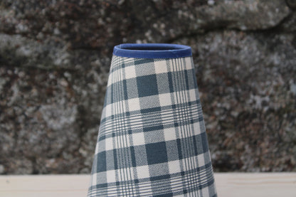 Lampe de table – Pied céramique bleu & abat-jour tartan