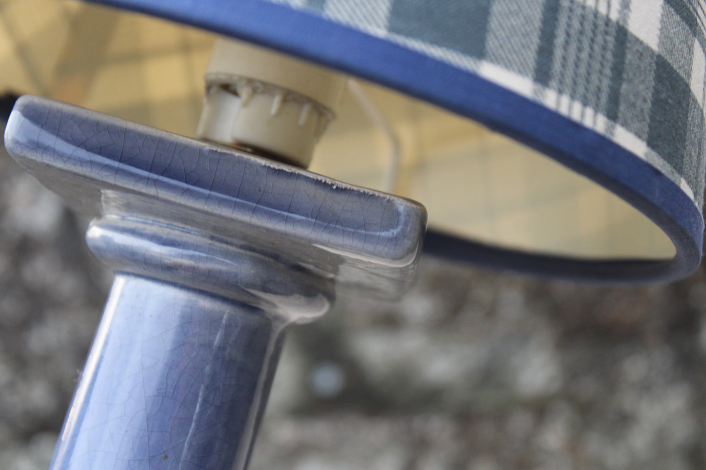 Lampe de table – Pied céramique bleu & abat-jour tartan