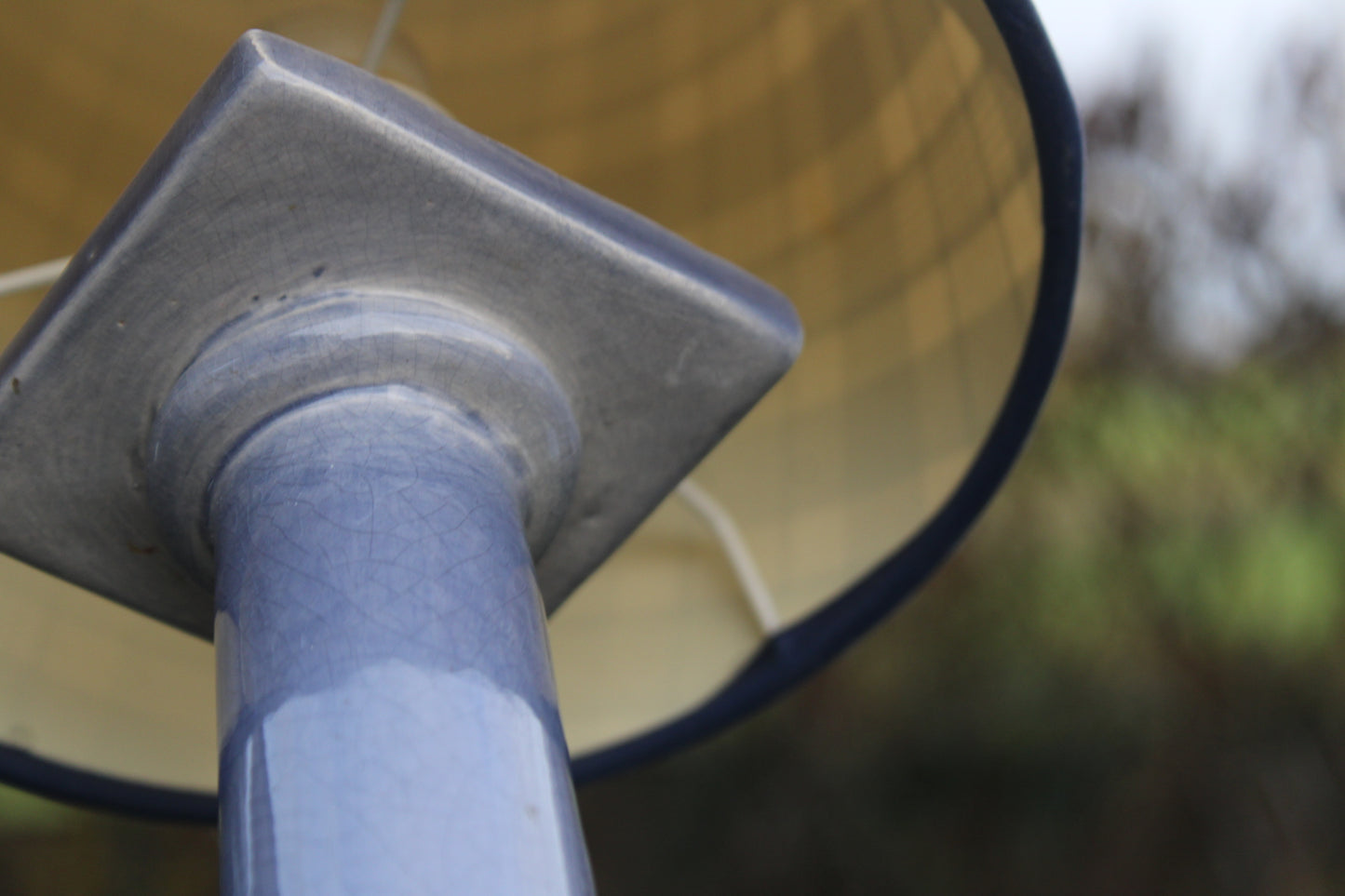 Lampe de table – Pied céramique bleu & abat-jour tartan