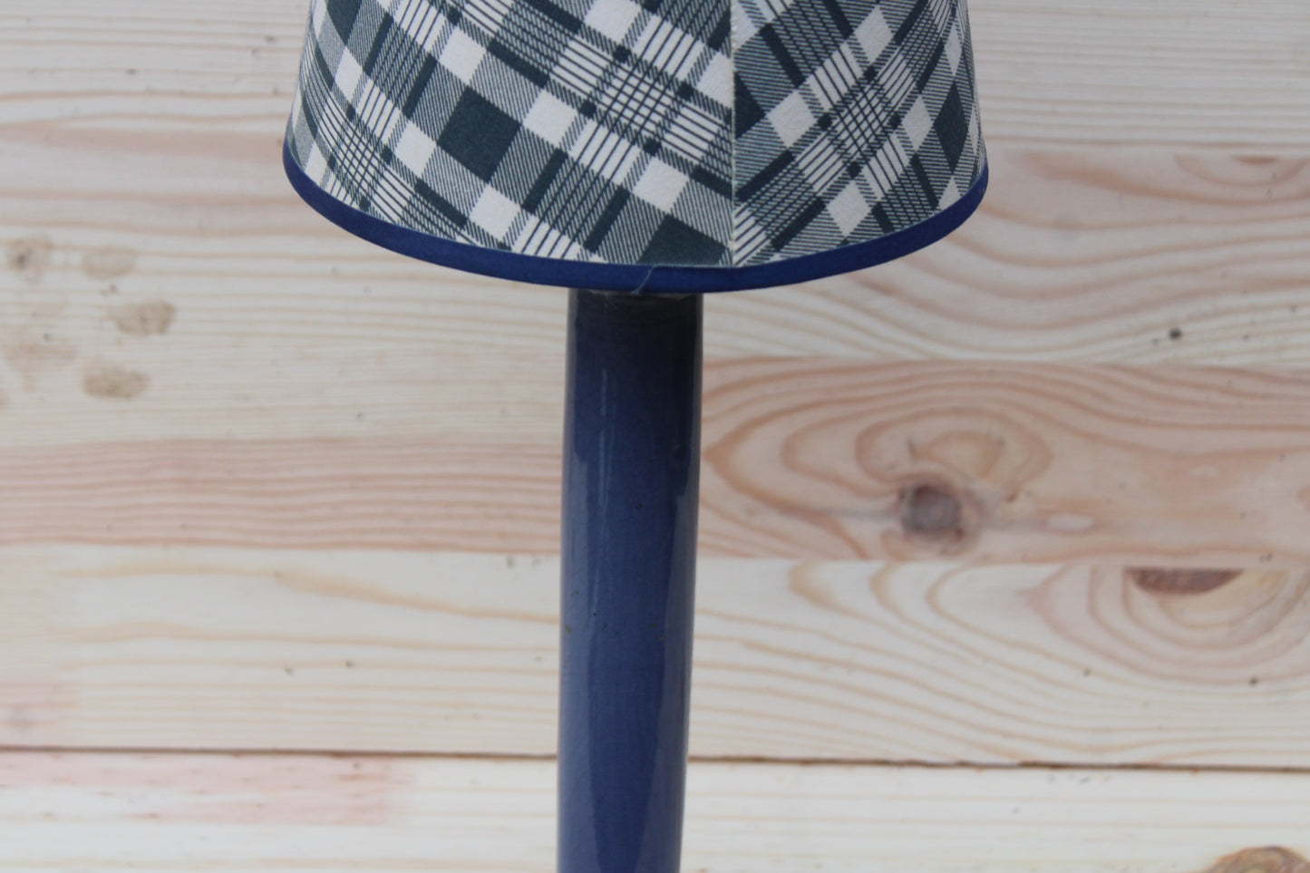 Lampe de table – Pied céramique bleu & abat-jour tartan