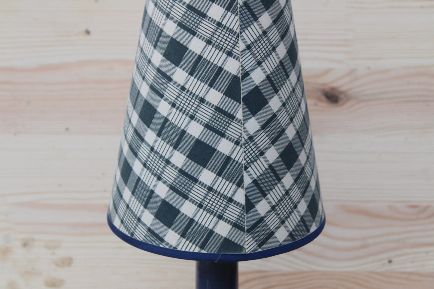 Lampe de table – Pied céramique bleu & abat-jour tartan