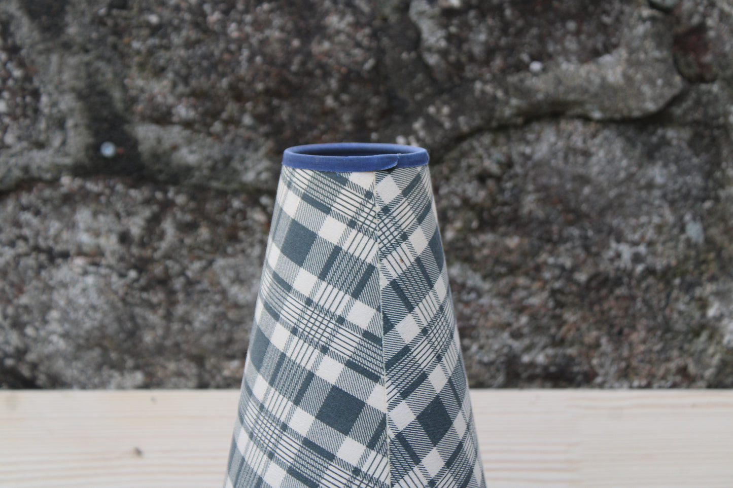 Lampe de table – Pied céramique bleu & abat-jour tartan
