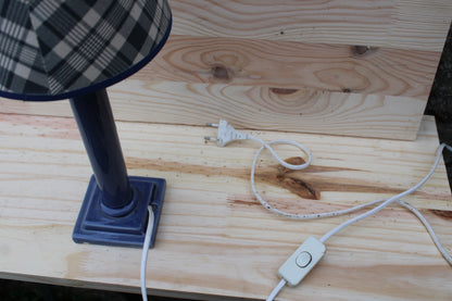 Lampe de table – Pied céramique bleu & abat-jour tartan