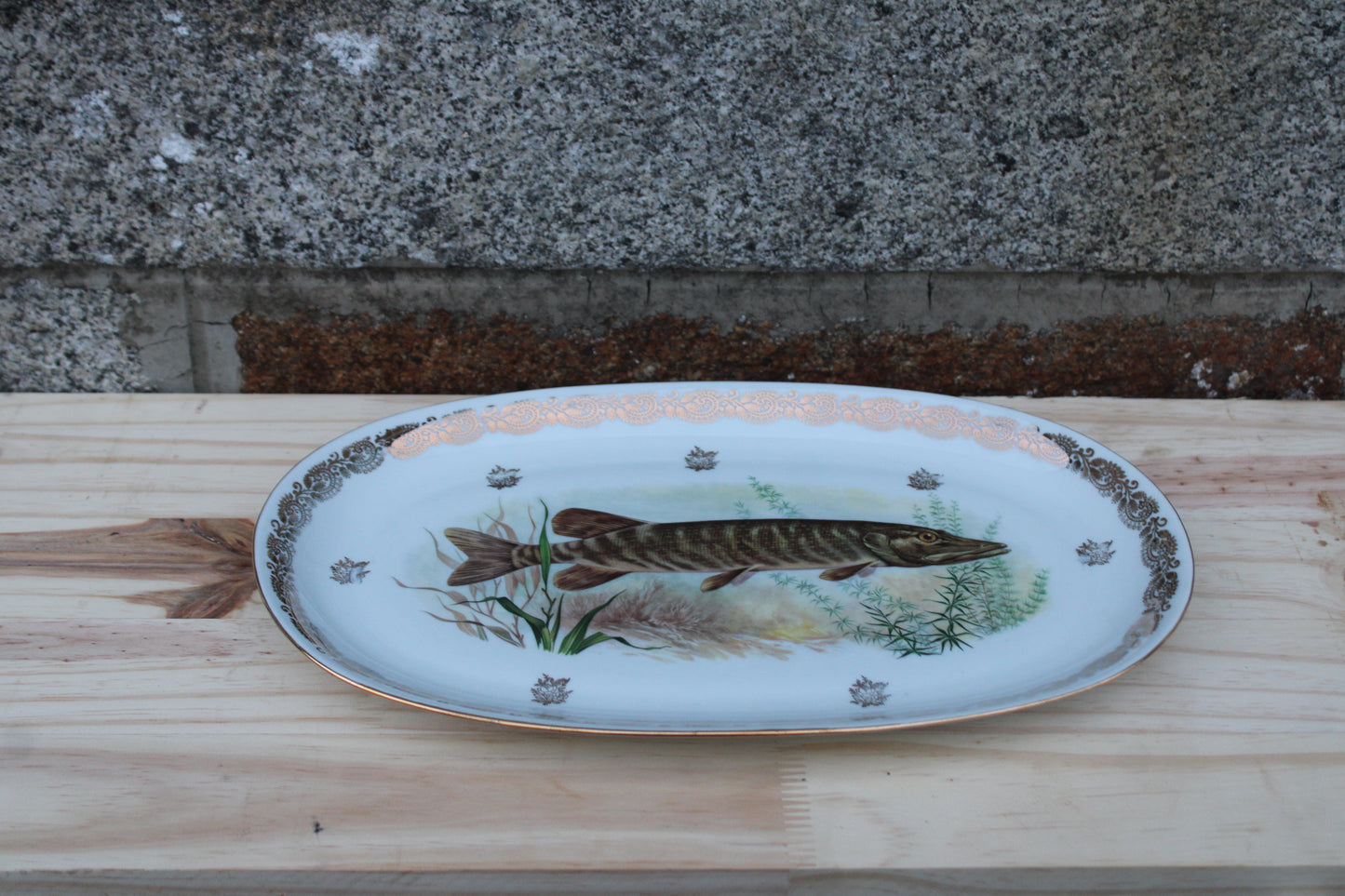 Grand plat en porcelaine française L.C – Brochet peint & frise dorée