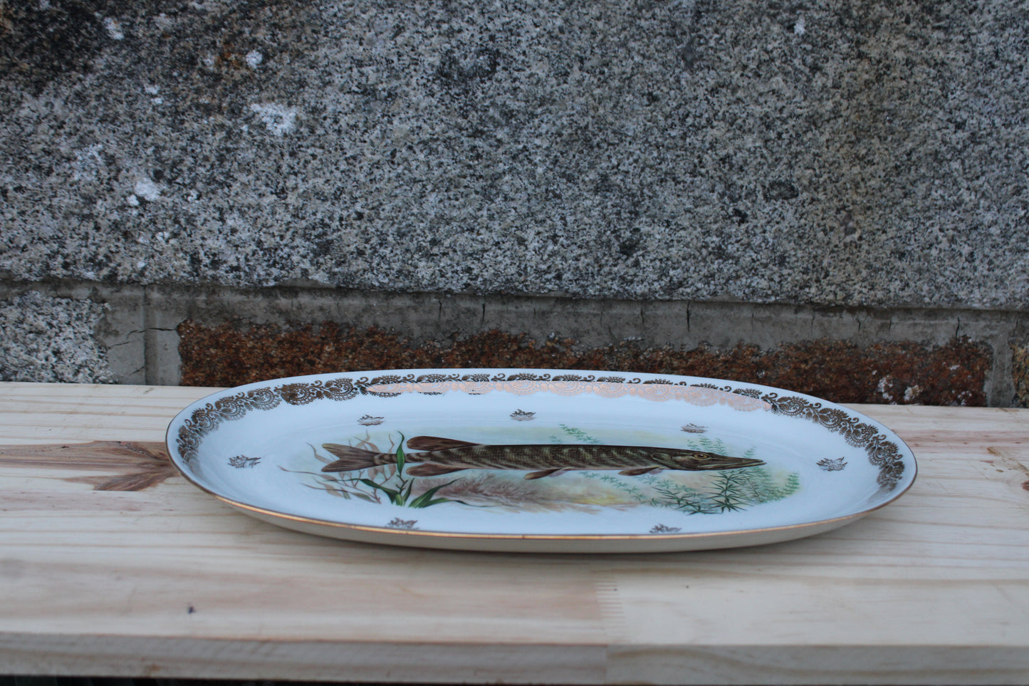 Grand plat en porcelaine française L.C – Brochet peint & frise dorée