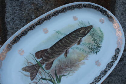 Grand plat en porcelaine française L.C – Brochet peint & frise dorée