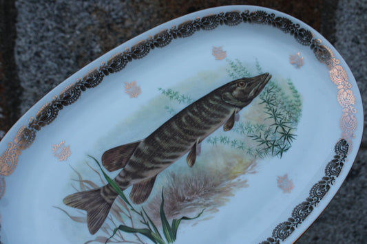 Grand plat en porcelaine française L.C – Brochet peint & frise dorée