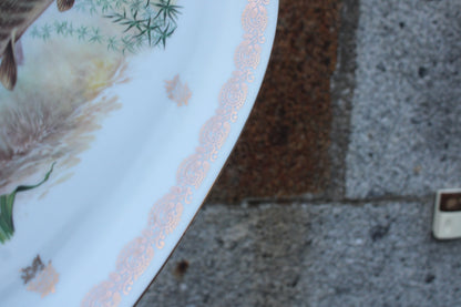 Grand plat en porcelaine française L.C – Brochet peint & frise dorée