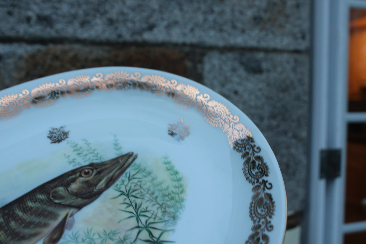 Grand plat en porcelaine française L.C – Brochet peint & frise dorée