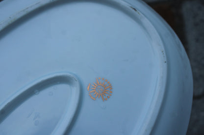 Grand plat en porcelaine française L.C – Brochet peint & frise dorée