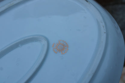 Grand plat en porcelaine française L.C – Brochet peint & frise dorée
