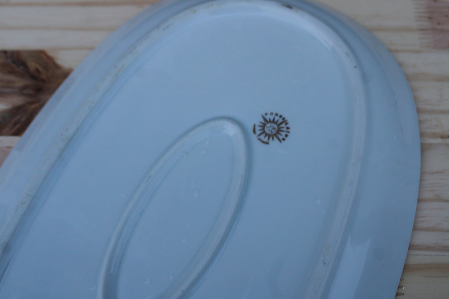Grand plat en porcelaine française L.C – Brochet peint & frise dorée