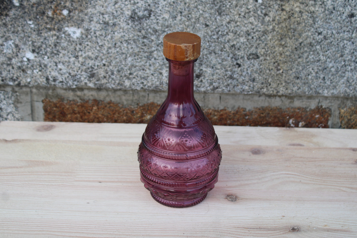 Carafe en verre moulé violet avec bouchon en bois – pièce décorative