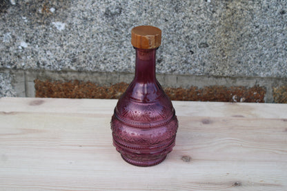 Carafe en verre moulé violet avec bouchon en bois – pièce décorative