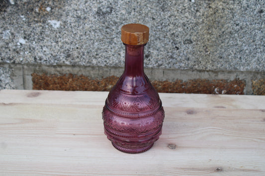 Carafe en verre moulé violet avec bouchon en bois – pièce décorative