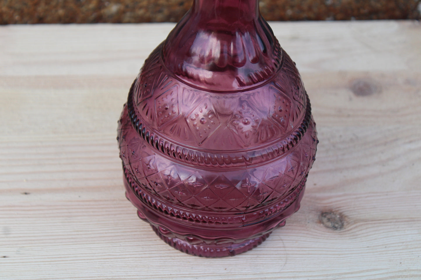 Carafe en verre moulé violet avec bouchon en bois – pièce décorative