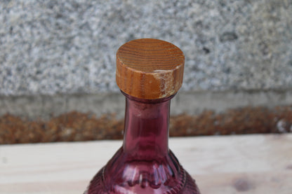 Carafe en verre moulé violet avec bouchon en bois – pièce décorative