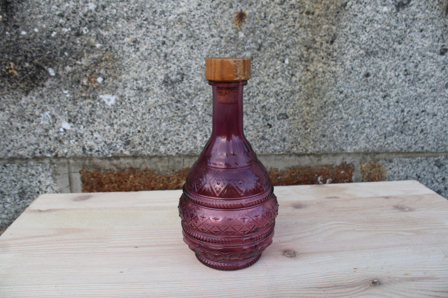 Carafe en verre moulé violet avec bouchon en bois – pièce décorative