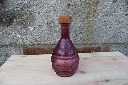 Carafe en verre moulé violet avec bouchon en bois – pièce décorative
