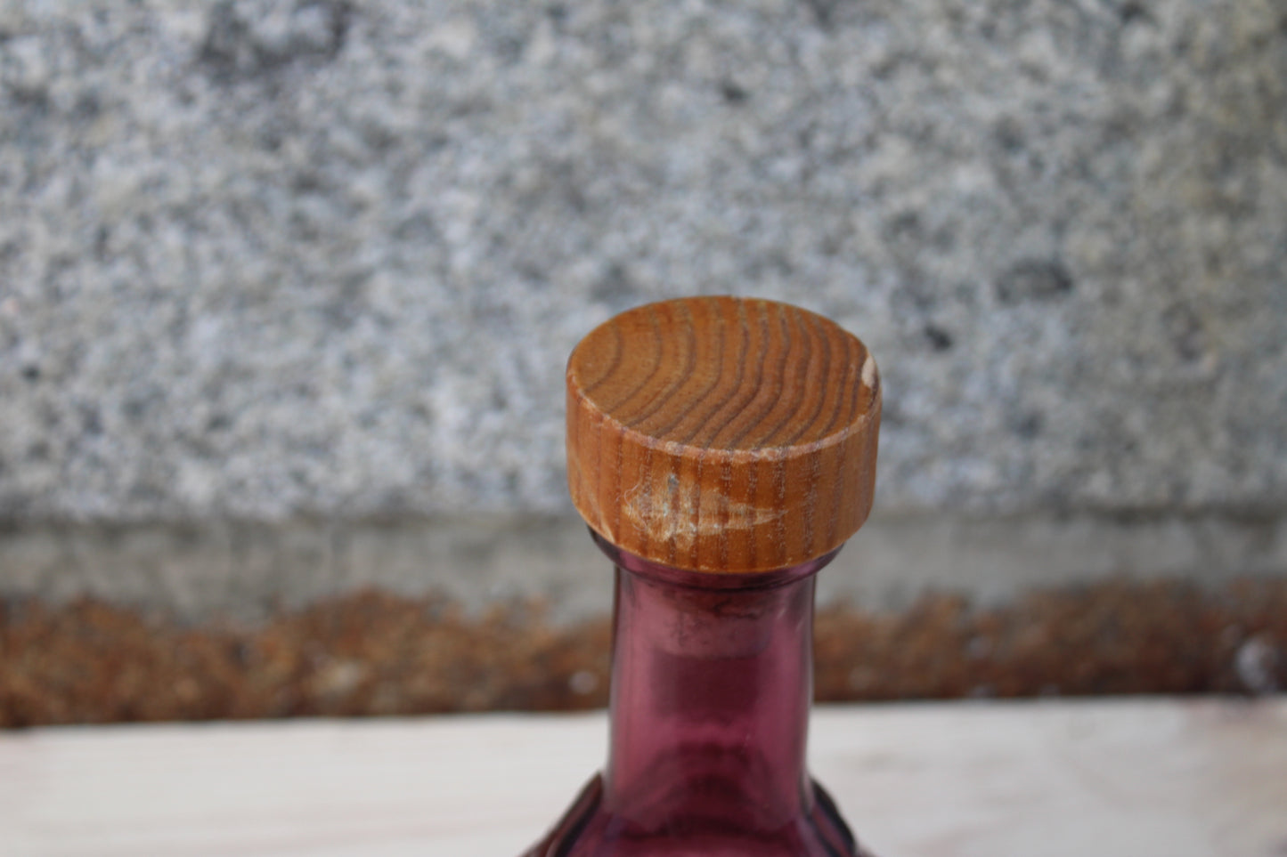 Carafe en verre moulé violet avec bouchon en bois – pièce décorative
