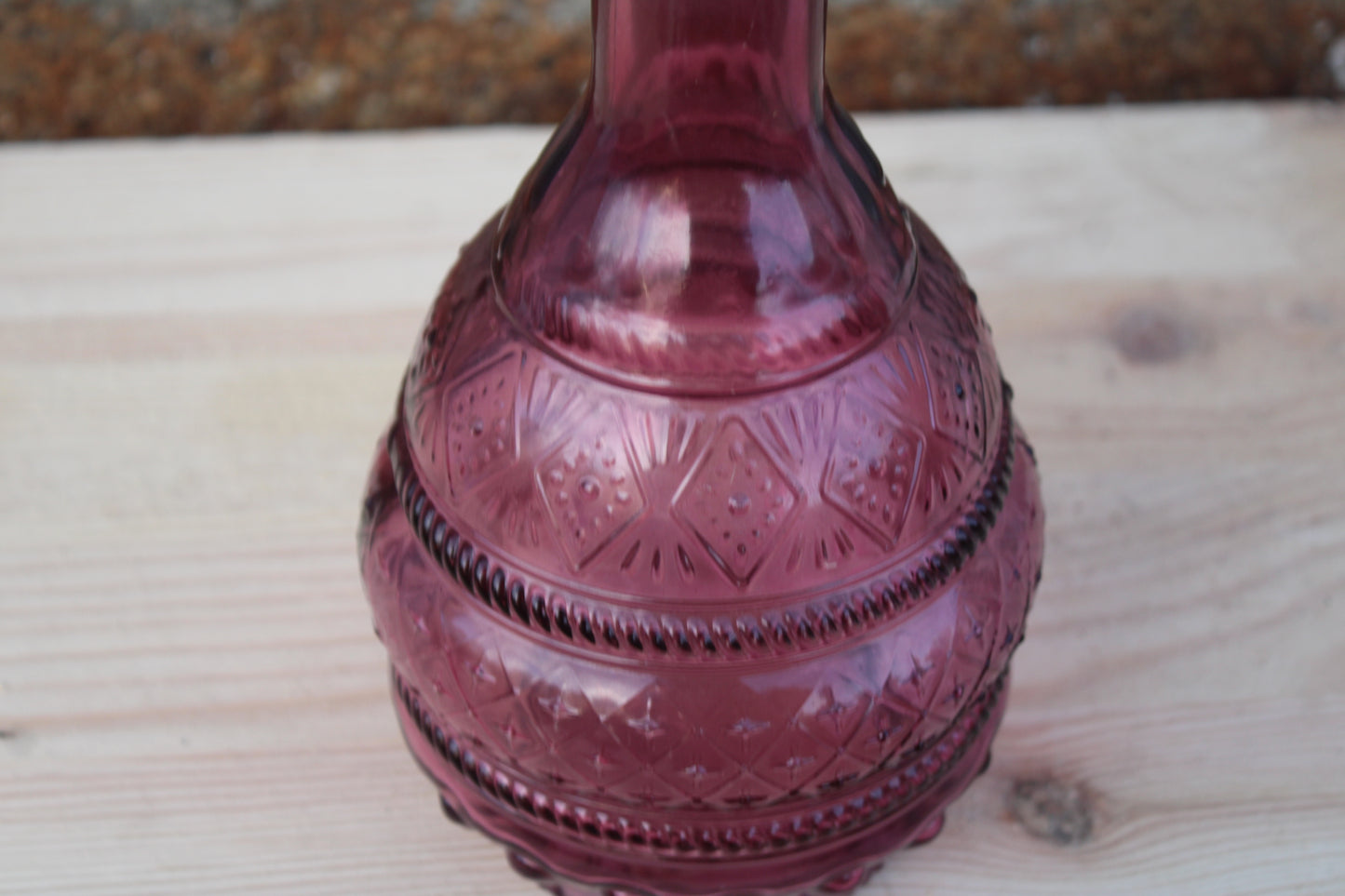 Carafe en verre moulé violet avec bouchon en bois – pièce décorative