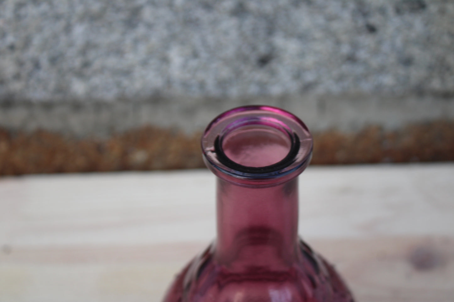Carafe en verre moulé violet avec bouchon en bois – pièce décorative