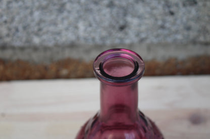 Carafe en verre moulé violet avec bouchon en bois – pièce décorative