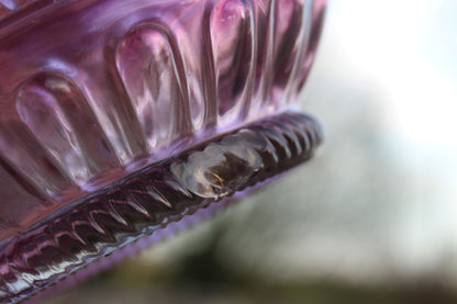 Carafe en verre moulé violet avec bouchon en bois – pièce décorative