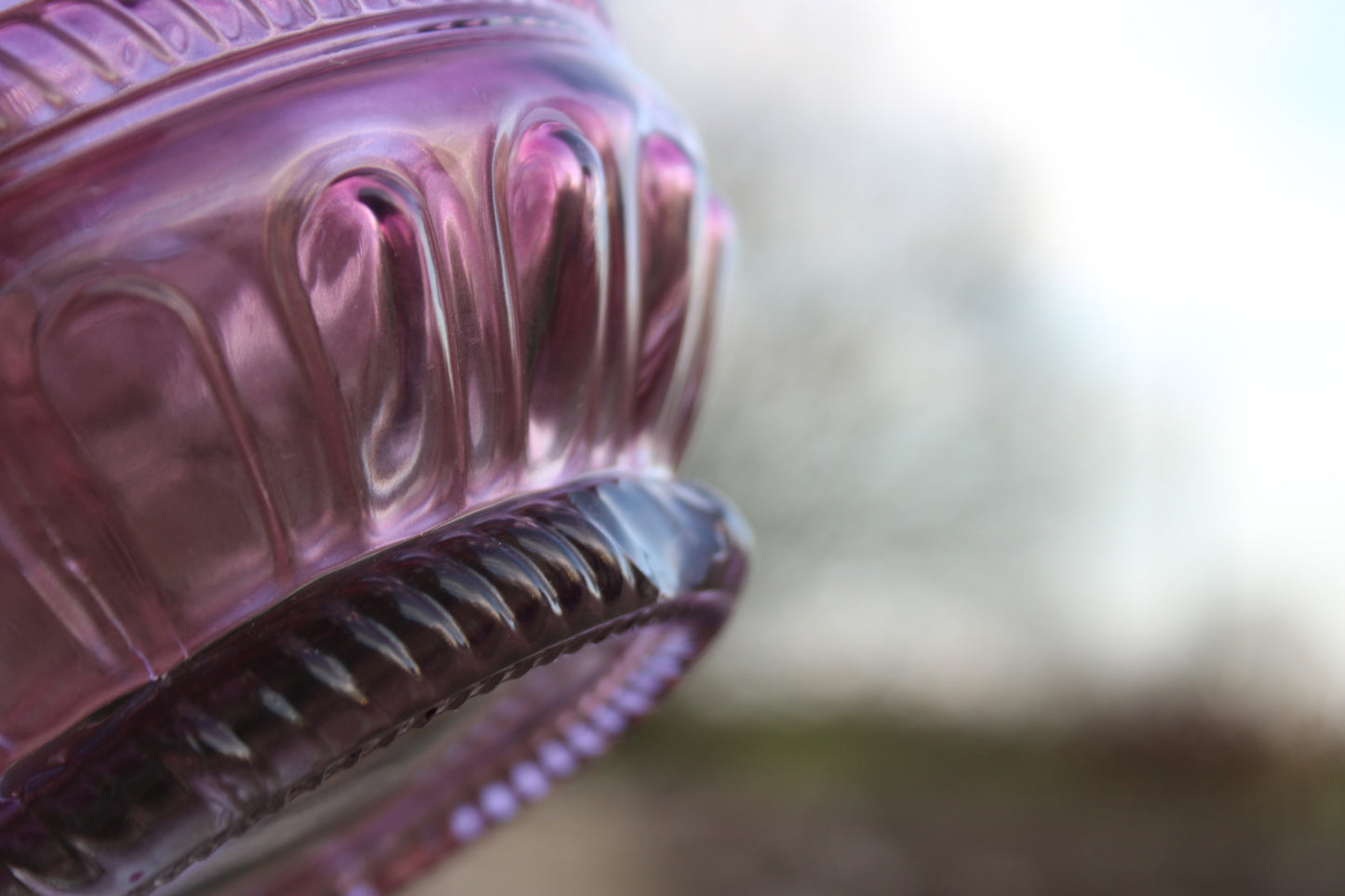 Carafe en verre moulé violet avec bouchon en bois – pièce décorative