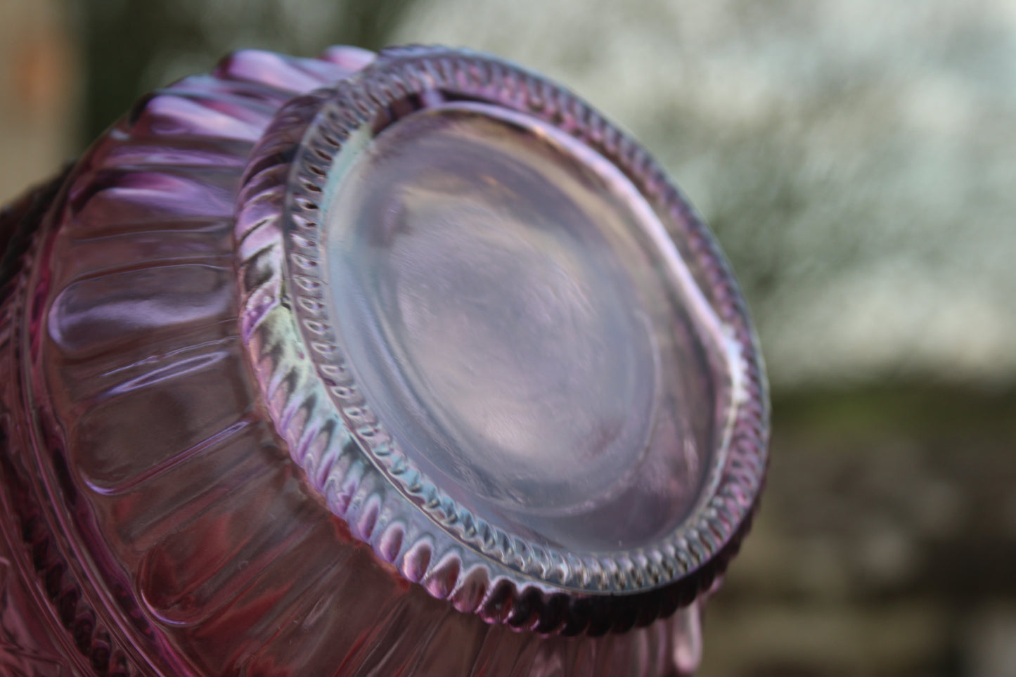 Carafe en verre moulé violet avec bouchon en bois – pièce décorative