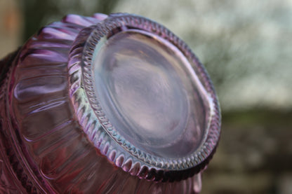 Carafe en verre moulé violet avec bouchon en bois – pièce décorative