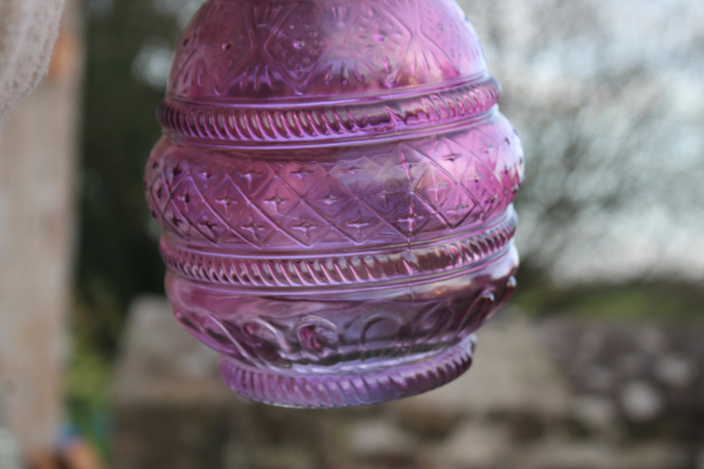 Carafe en verre moulé violet avec bouchon en bois – pièce décorative