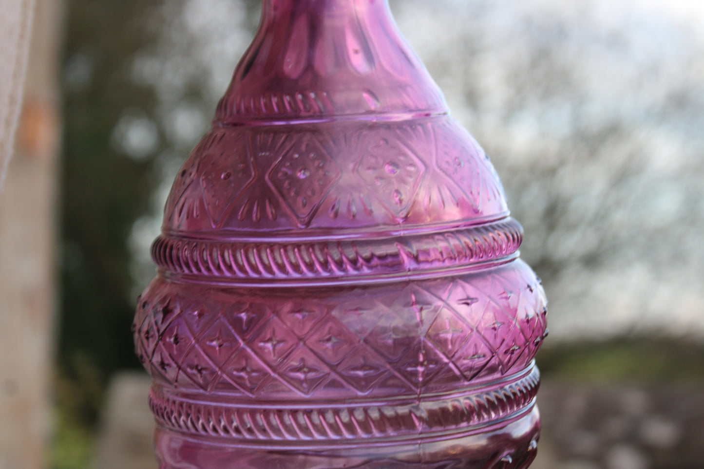 Carafe en verre moulé violet avec bouchon en bois – pièce décorative