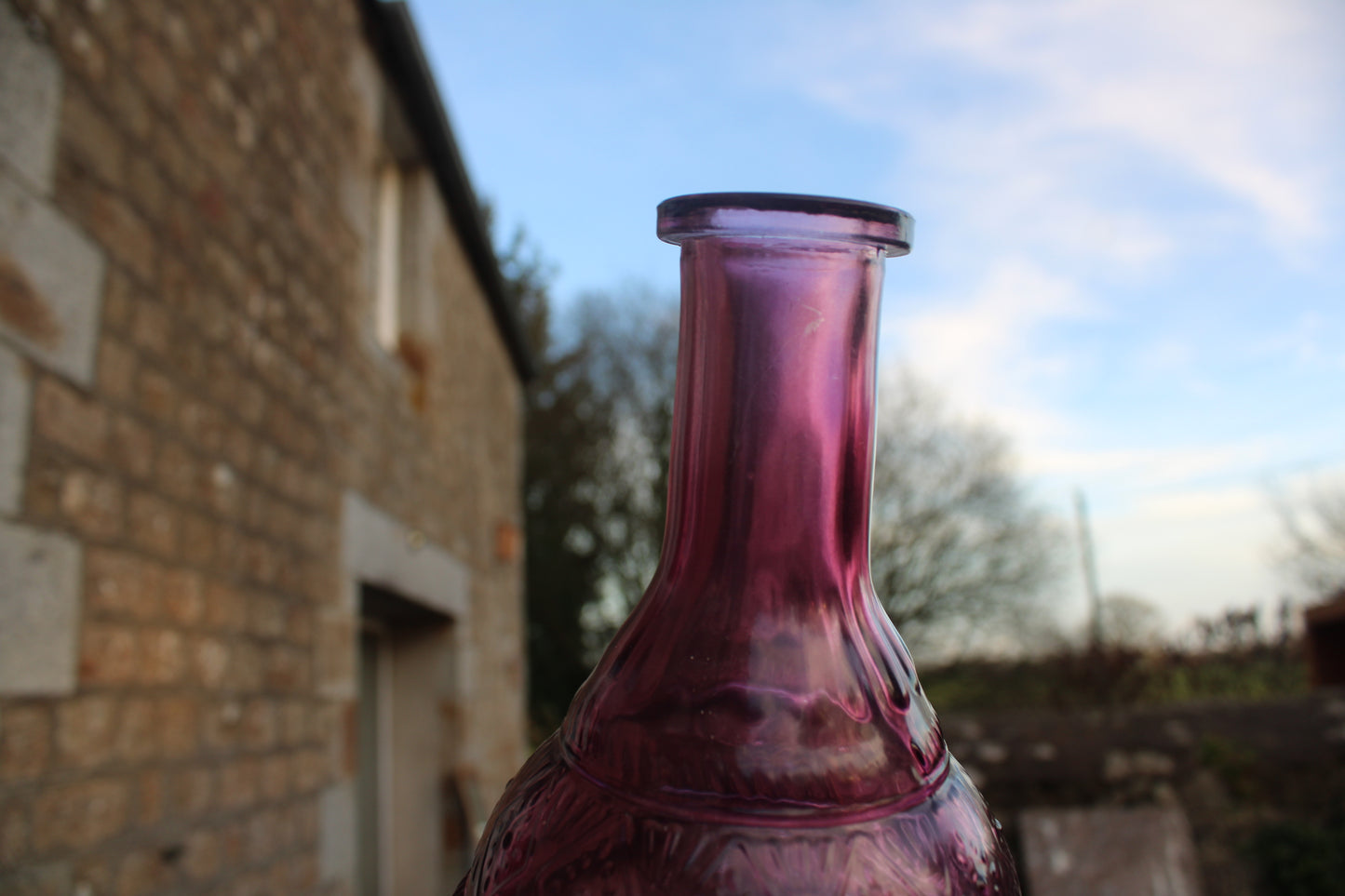Carafe en verre moulé violet avec bouchon en bois – pièce décorative