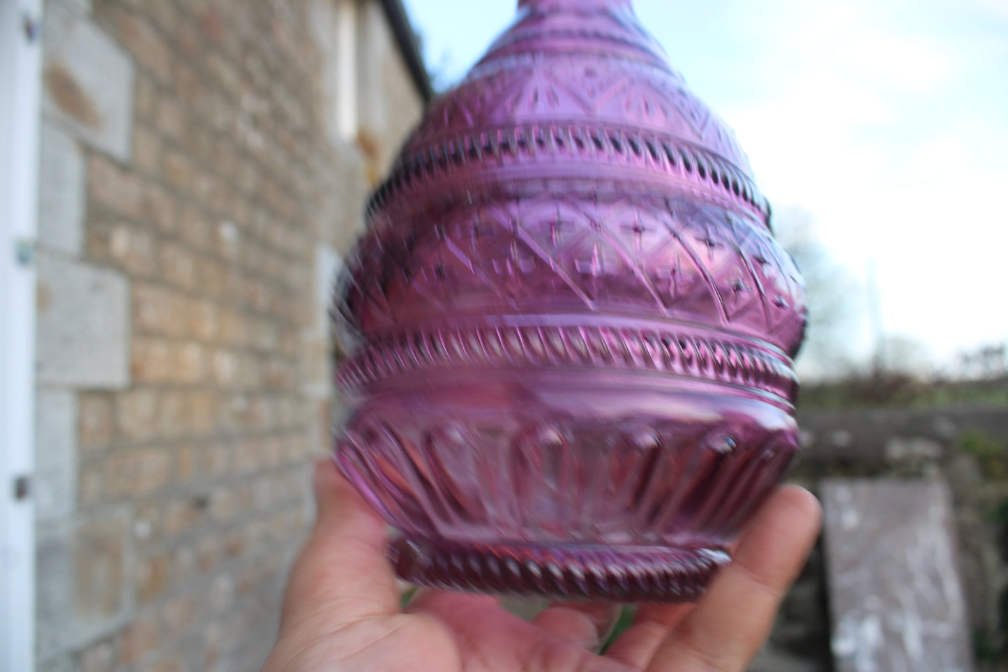 Carafe en verre moulé violet avec bouchon en bois – pièce décorative