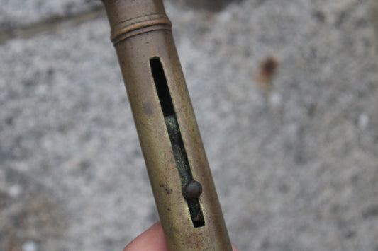 Bougeoir réglable en laiton – XXᵉ siècle