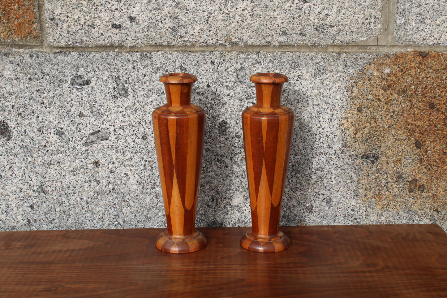 Paire de vases en bois tourné – décor géométrique
