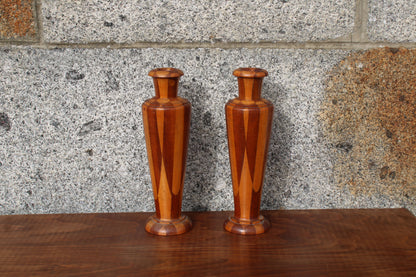 Paire de vases en bois tourné – décor géométrique