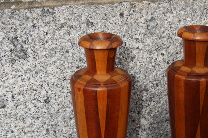 Paire de vases en bois tourné – décor géométrique