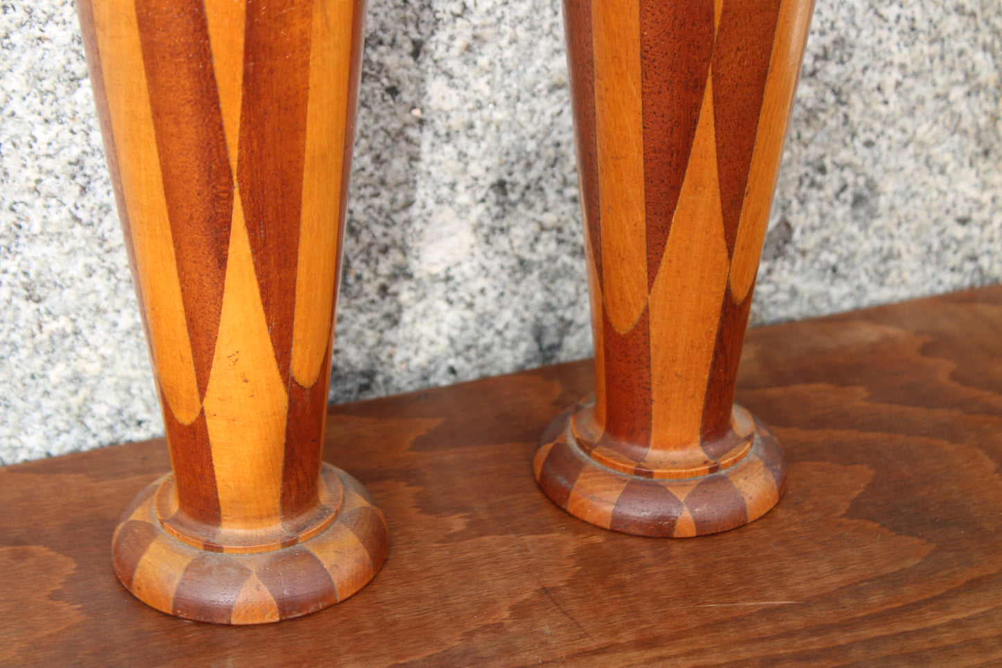 Paire de vases en bois tourné – décor géométrique