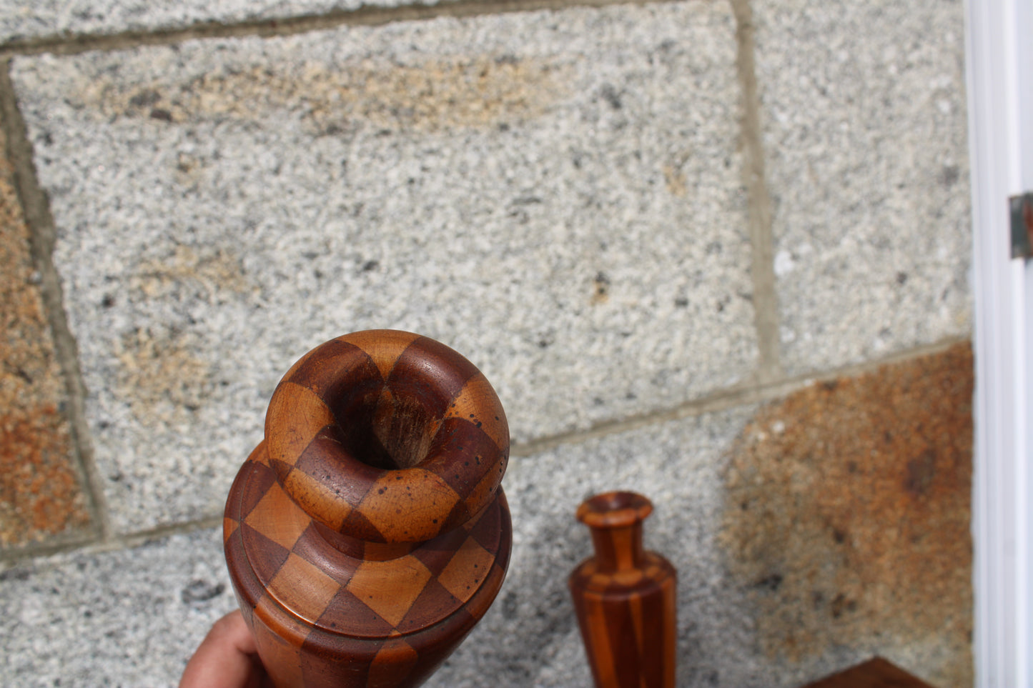 Paire de vases en bois tourné – décor géométrique