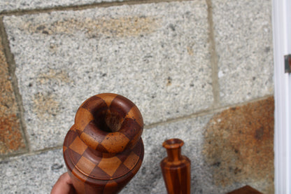 Paire de vases en bois tourné – décor géométrique