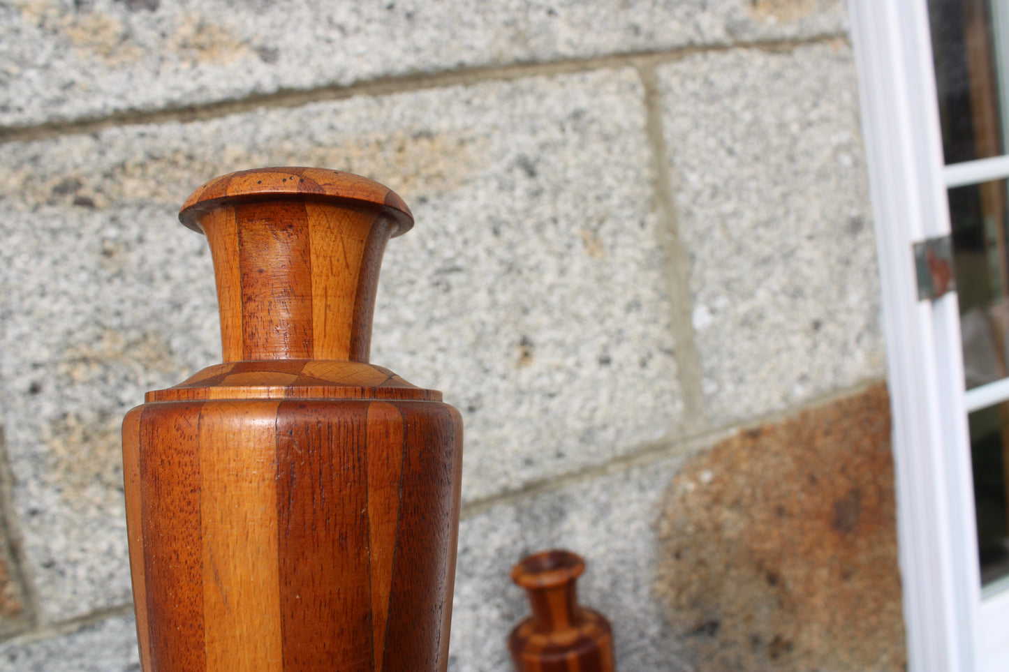 Paire de vases en bois tourné – décor géométrique