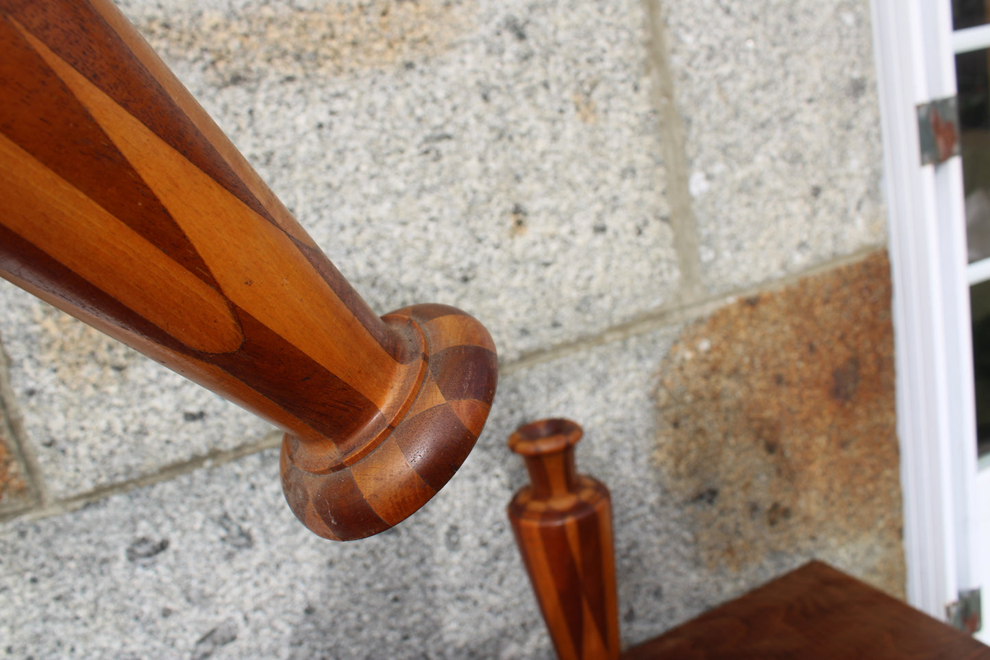 Paire de vases en bois tourné – décor géométrique