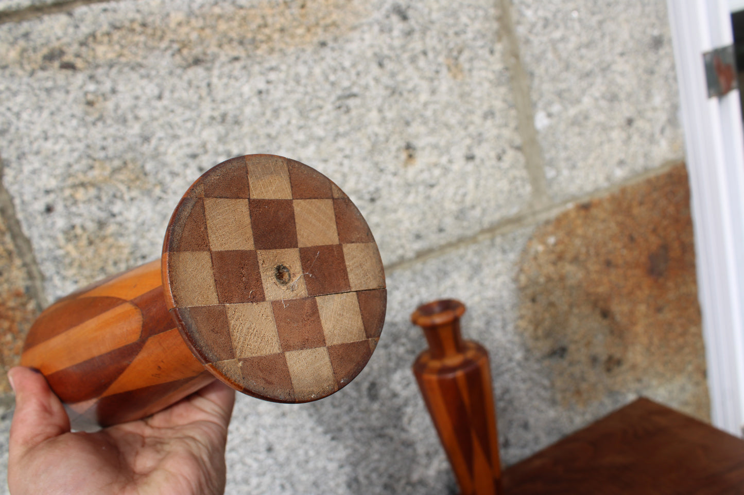 Paire de vases en bois tourné – décor géométrique