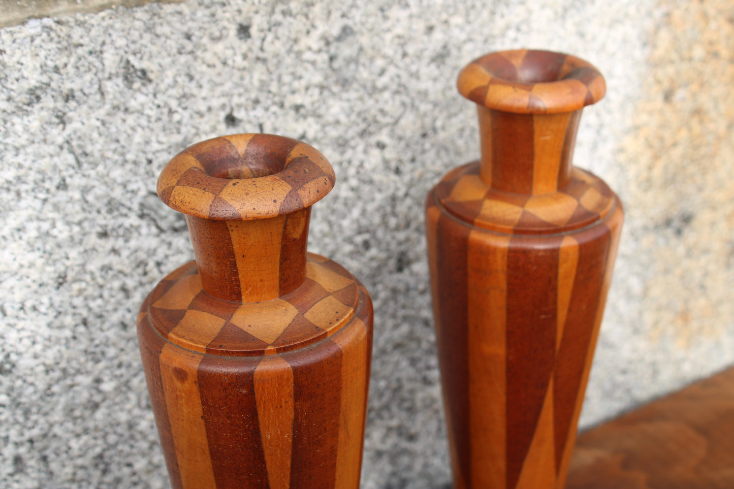 Paire de vases en bois tourné – décor géométrique