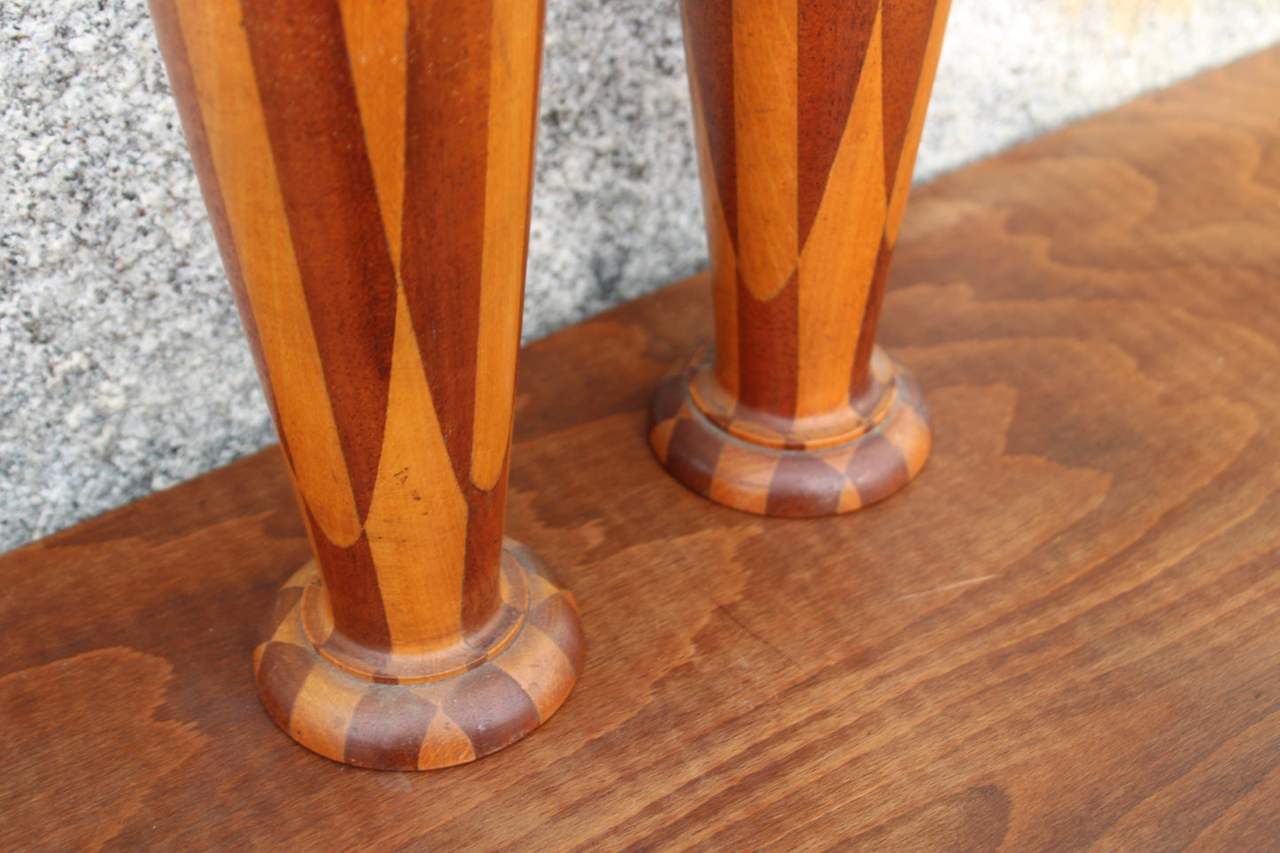 Paire de vases en bois tourné – décor géométrique