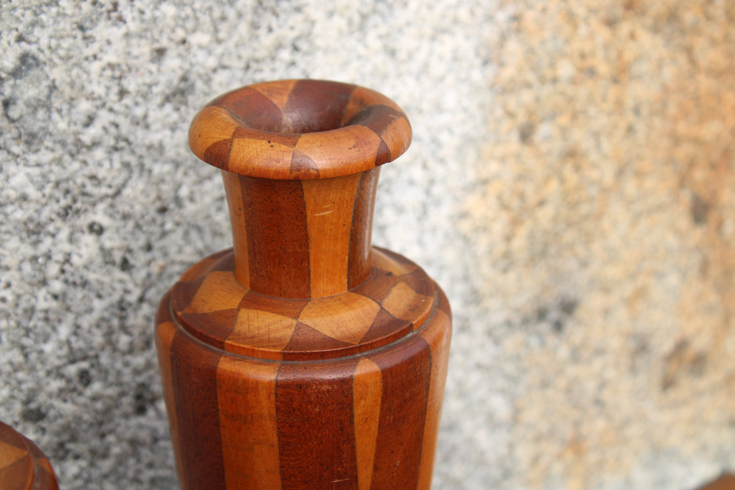 Paire de vases en bois tourné – décor géométrique